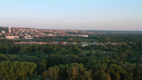 Luftaufnahme,-Die-Aus-Der-Ferne-Um-Die-Stadt-Belgrad,-Serbien,-Kreist