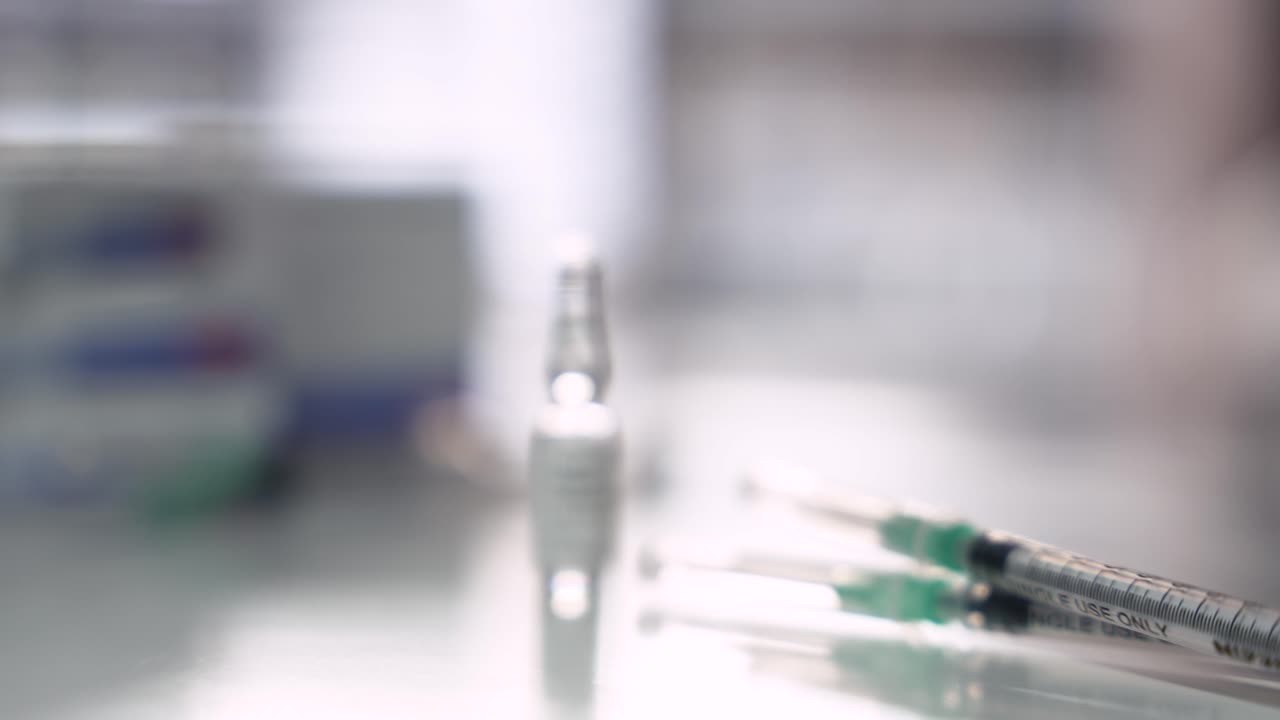 Cambio messa a fuoco da siringhe a fiala di testosterone, concetto clinico TRT