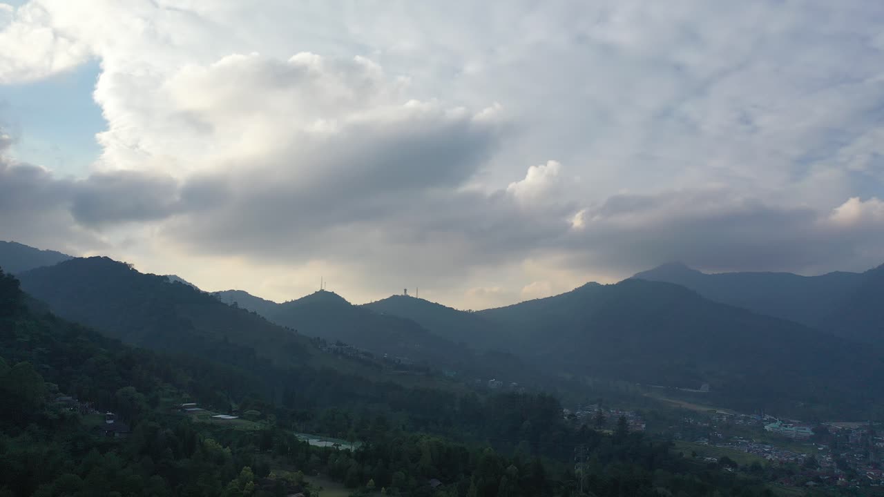 구름이 가득한 산악 풍경