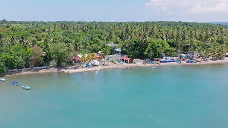 paisaje tranquilo de la playa en playa palenque, san cristobal, república dominicana - toma aérea de drones