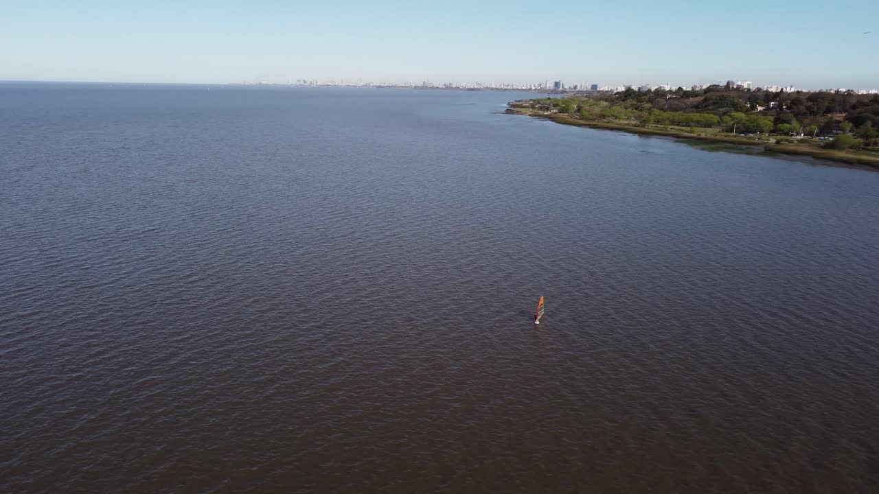 vista aérea de la persona que practica windsurf en el río cerca de la costa del área de vicente lópez en buenos aires durante el día soleado