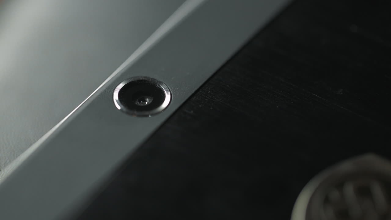 lente de la cámara en el teléfono móvil plateado. cámara de primer plano en la computadora tableta negra