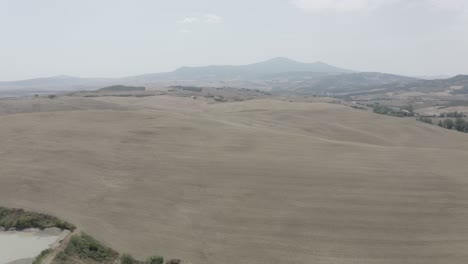 toscana, italia 2022, campos de vino italianos secos en el medio del campo durante el verano parte 03