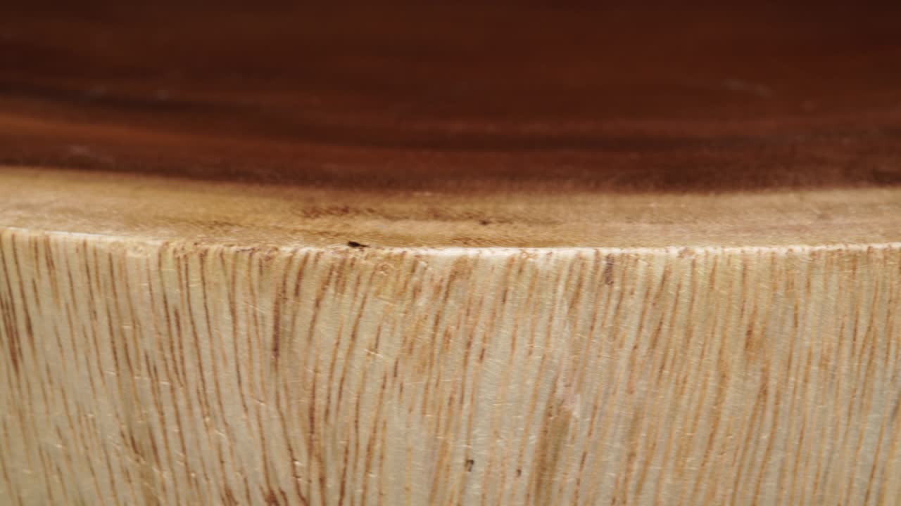 연령 반지가 천천히 회전하는 건조 된 나무 로그, 나무 단 절단 절단 표면, 나무 원 나무 줄기 배경.