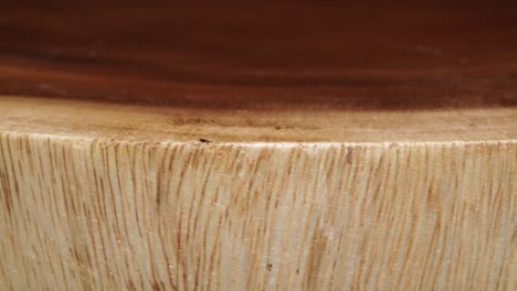 tronco de madera secado tratado con anillos de edad girando lentamente. superficie de corte transversal de árbol de madera. fondo de tronco de árbol de círculo de madera desde el lado.