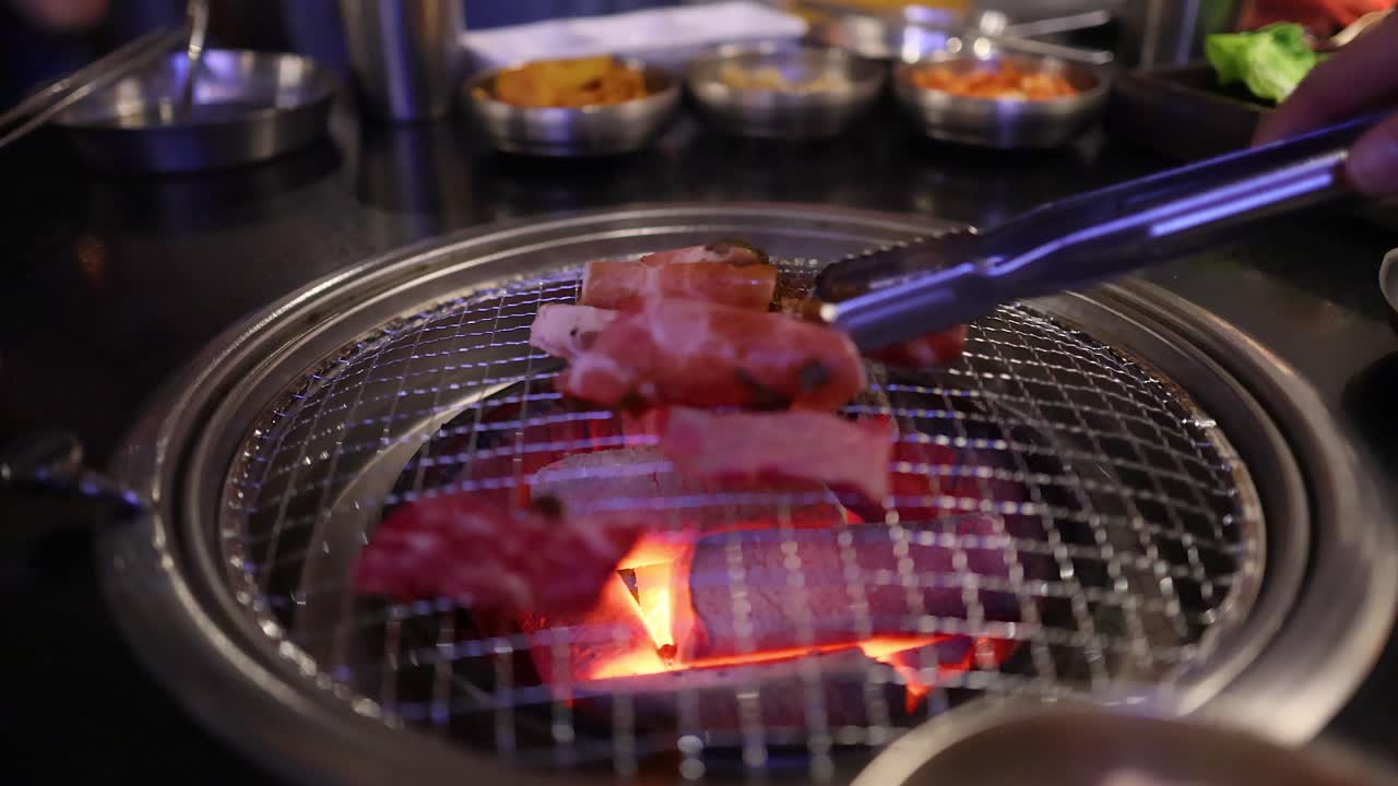 레스토랑 그릴 에서 고기 와 베이컨 을 는 것