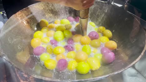 cocinar y prensar bolas de boniato snack de comida callejera