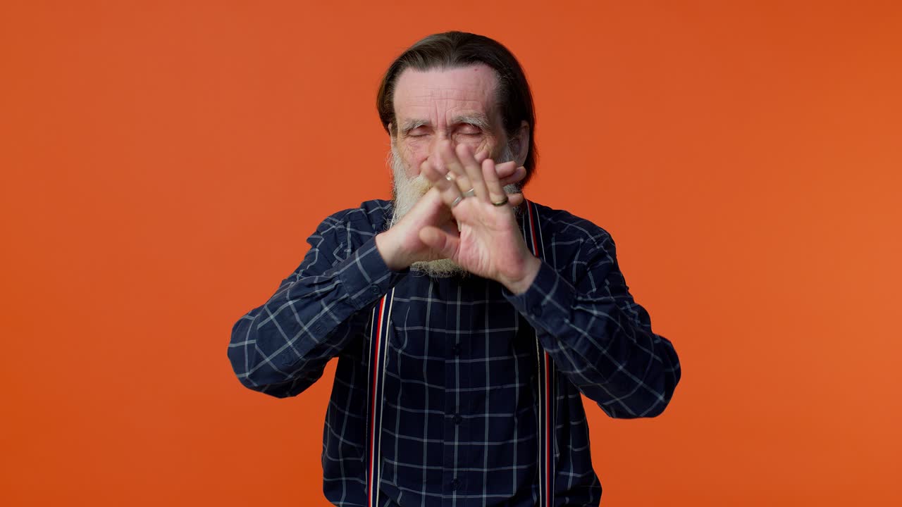 은 수염이 있는 노인이 눈을 감고 손을 보이면서 멈추는 몸짓을 하고, 혼란스럽고 부끄러워 하고, 보는 것을 두려워한다.