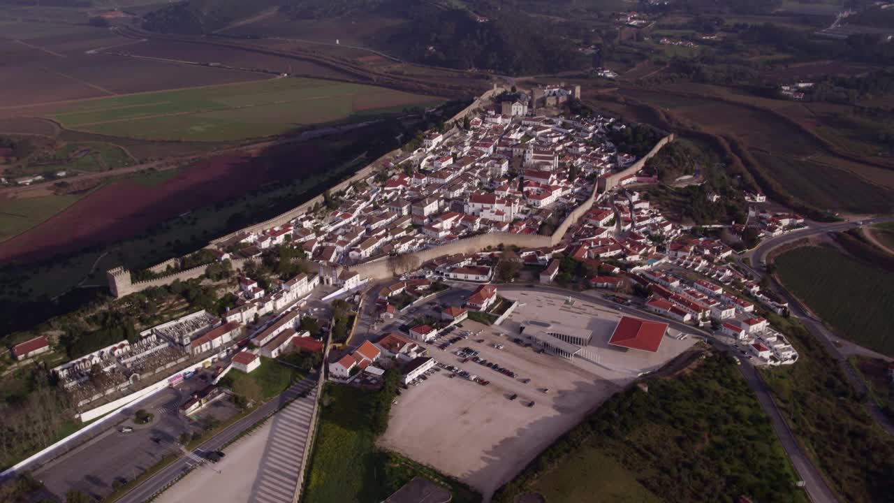 Città di Óbidos con case tradizionali, Portogallo, Leiria