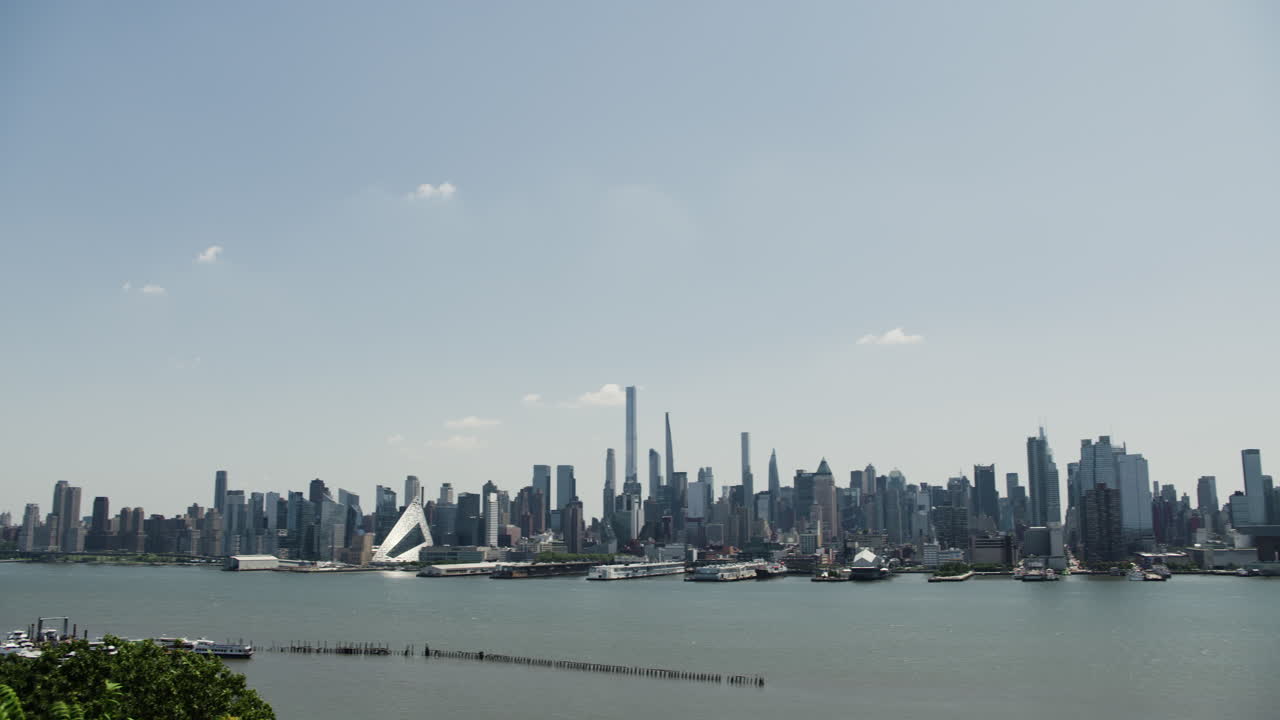 뉴욕시의 맨하탄에서 위쪽에서 아래쪽까지의 넓은 팬, u