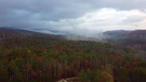 Eine-Bewegte-Drohnenaufnahme-Von-Nebel-In-Den-Bergen-Im-Sonnenuntergang-In-South-Carolina