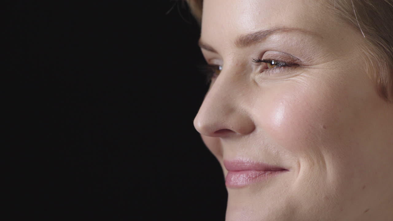 cerca joven mujer rubia sonriente alegre saludable piel perfecta hermosa mujer caucásica en fondo negro