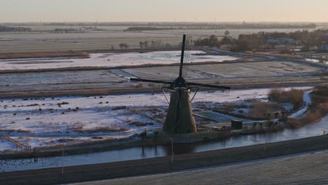 Histórico-Molino-De-Viento-Holandés-En-El-Paisaje-Invernal-Al-Amanecer,-Haastrecht