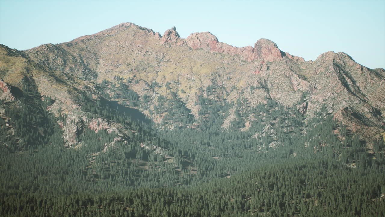 majestuosa cordillera con un bosque exuberante