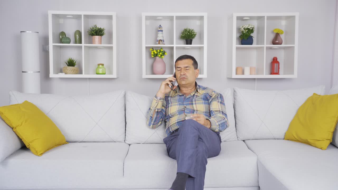 높은 청구서를 보는  ⁇ 은이는 전화 통화하는 사람들에게 화를 내죠.