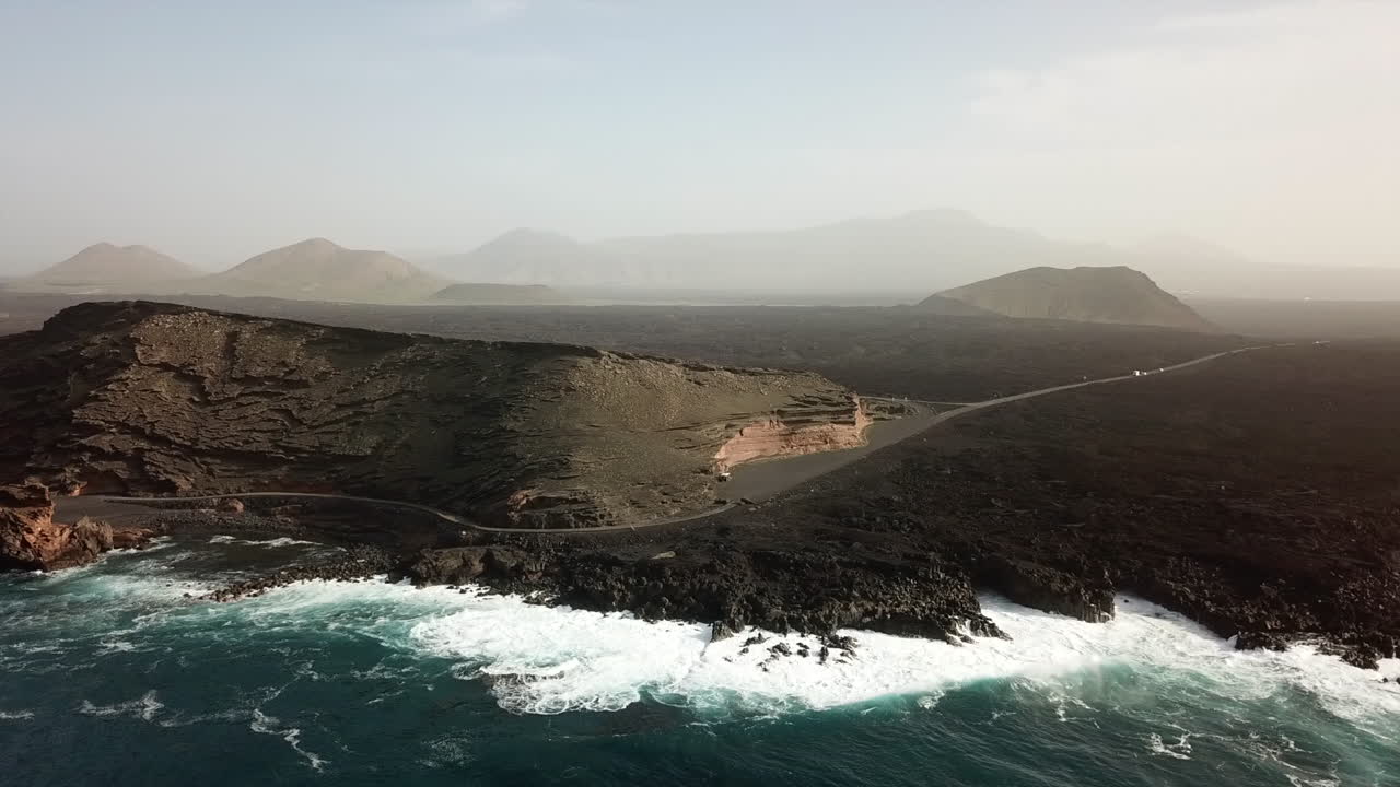 imágenes aéreas de la laguna verde en el golfo, lanzarote