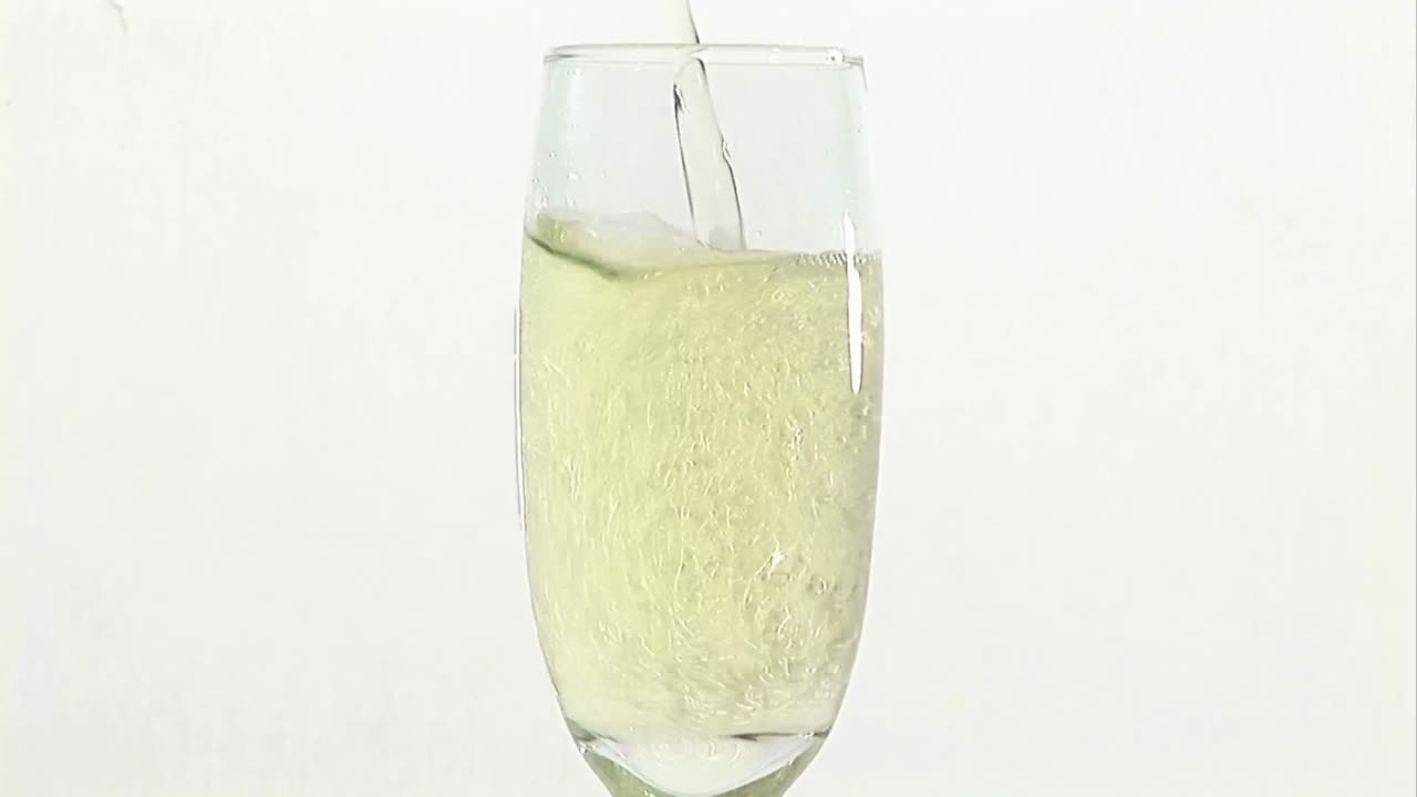 Versando un bicchiere di champagne