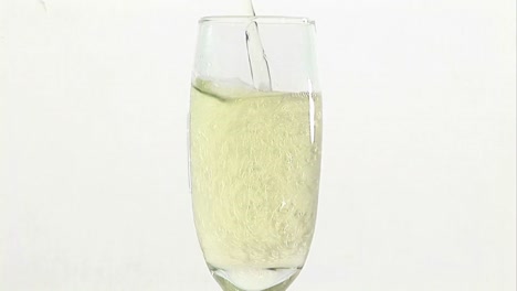 Ein-Glas-Champagner-Einschenken