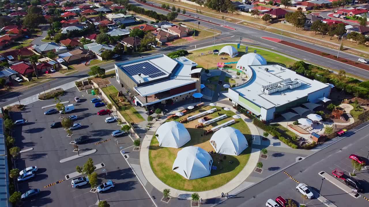 야외 공간에 색 이벤트  텐트가 설치된 건물 위로 공중으로 기울어집니다.