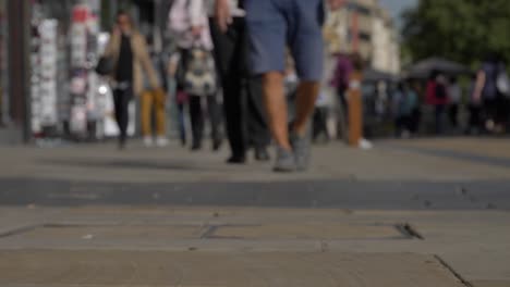 Defokussierte-Aufnahme-Von-Füßen,-Die-Die-Cornmarket-Street-In-Oxford-England-Hinuntergehen