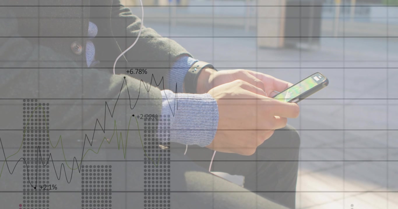 Uomo seduto su una panchina in piazza che tocca lo smartphone, monitorando le azioni mentre una sovrapposizione disegna grafici a linee.