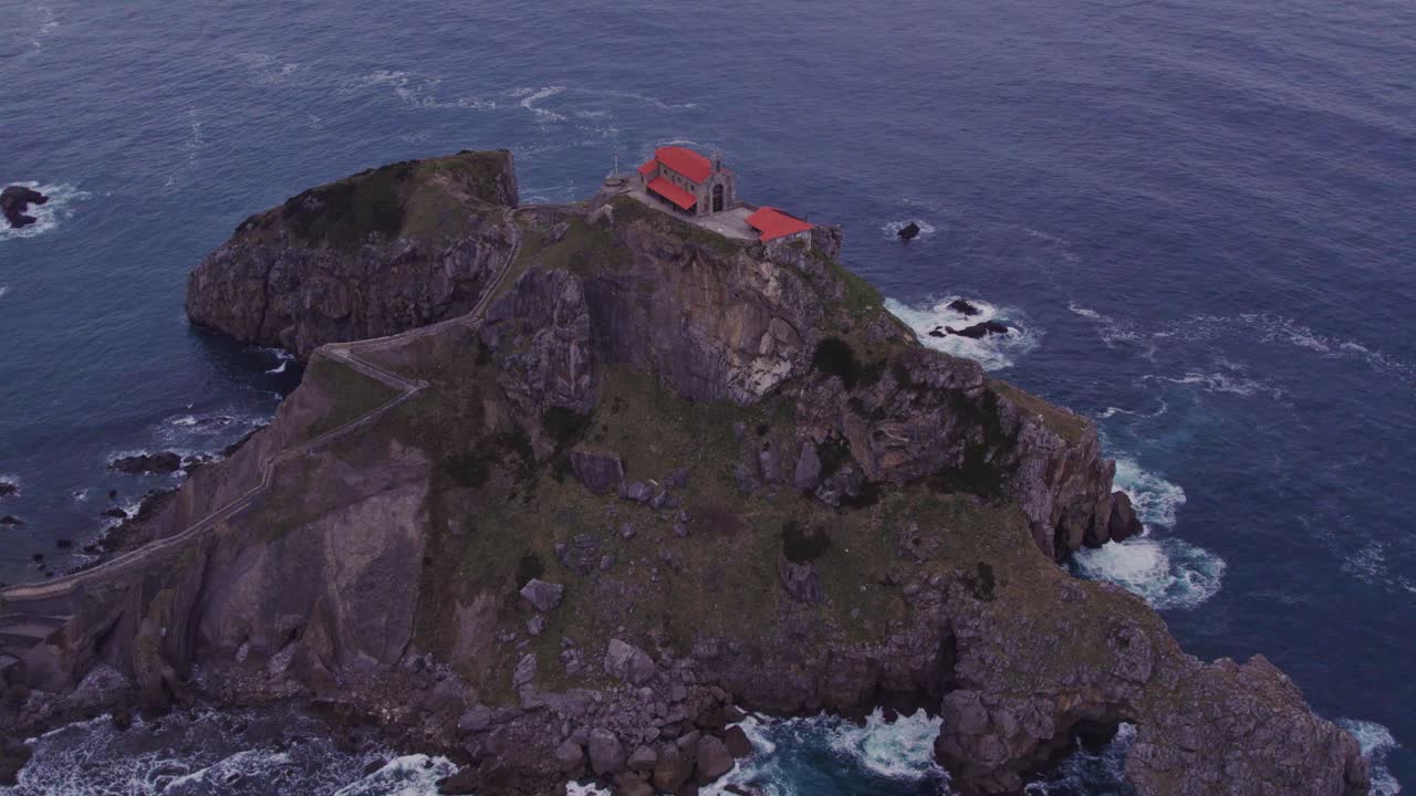 Vista aerea di Gaztelugatxe con isola, chiesa, San Juan, che mostra un pacifico paesaggio costiero in Spagna