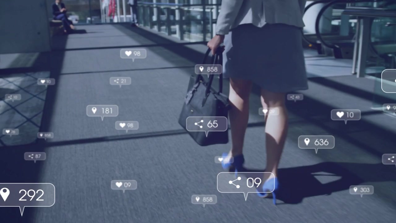 Mulher madura caminhando decididamente pelo corredor, seus passos ativam ícones de redes sociais e contadores aumentando.