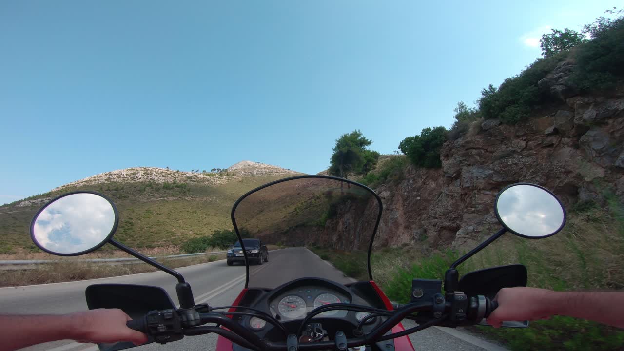 montando una motocicleta en la montaña penteli en grecia