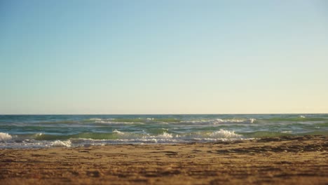 Día-De-Playa-Con-La-Familia-Caminando-Frente-A-La-Cámara