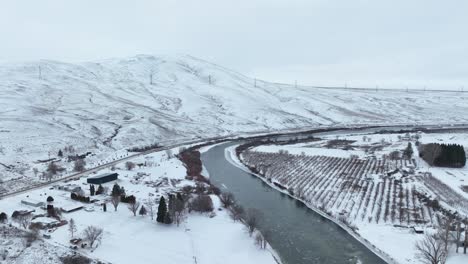 Toma-Aérea-Del-Río-Yakima-Pasando-Por-La-Ciudad-De-Benton-En-El-Estado-De-Washington.