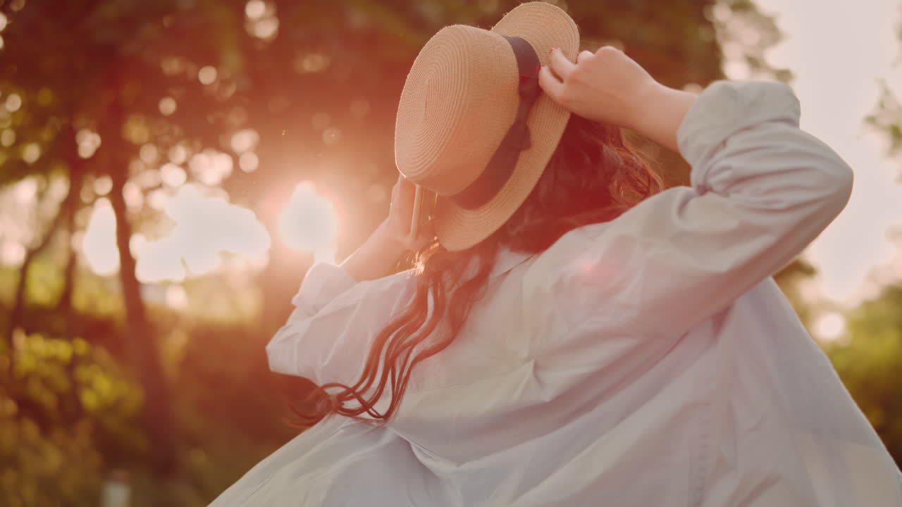 도로를  ⁇ 고 있는 매력적인 여자. 밖에서 돌아다니는 행복한 갈색 소녀