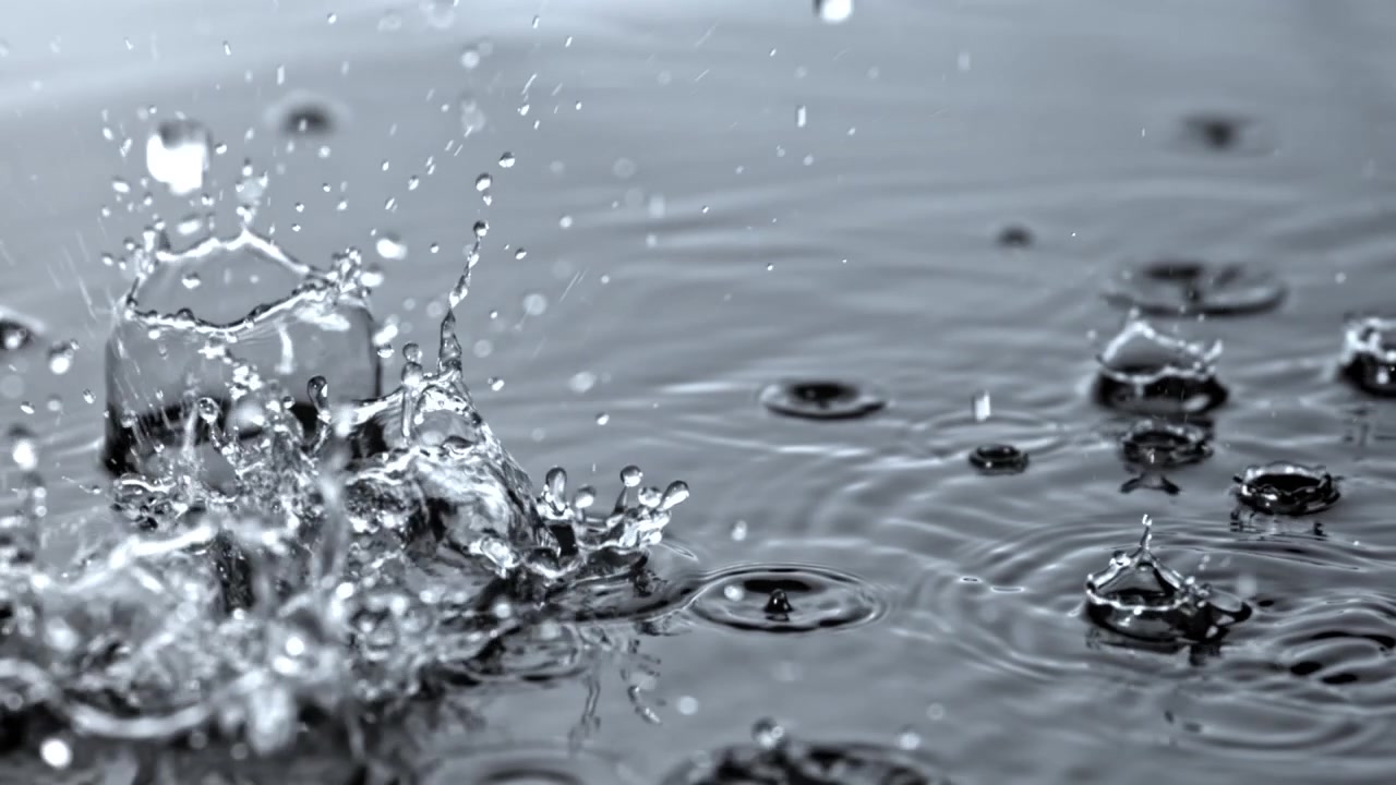 สโลว์โมชั่นหยดฝนกระเซ็นบนผิวน้ำ