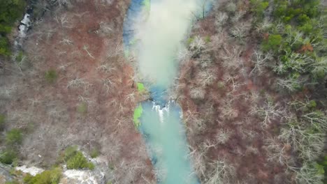 Blauer-Wasserfluss,-Der-In-Bunte-Laubwaldlandschaft-Fließt,-Antenne