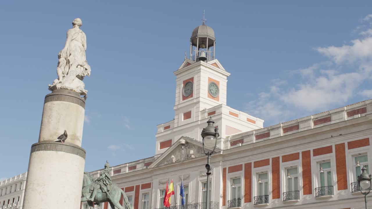 SLOW MOTION ZOOM OUT SHOT OF LA PUERTA DEL SOL AT MADRID SPAIN