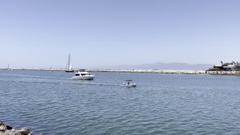 Weitblick-Auf-Den-Yachthafen-Mit-Einer-Yacht,-Die-Sich-Ihrem-Dock-Nähert