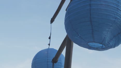 bolas chinas azules meciéndose en el viento durante el día