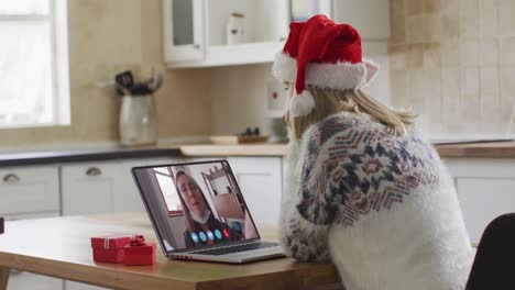 Mujer-Caucásica-Con-Sombrero-De-Papá-Noel-Usando-Una-Computadora-Portátil-En-Un-Video-Chat-Durante-La-Navidad-En-Casa