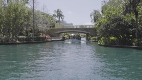 Un-Barco-De-Pasajeros-En-Movimiento-Lento-Viaja-Debajo-De-Un-Puente