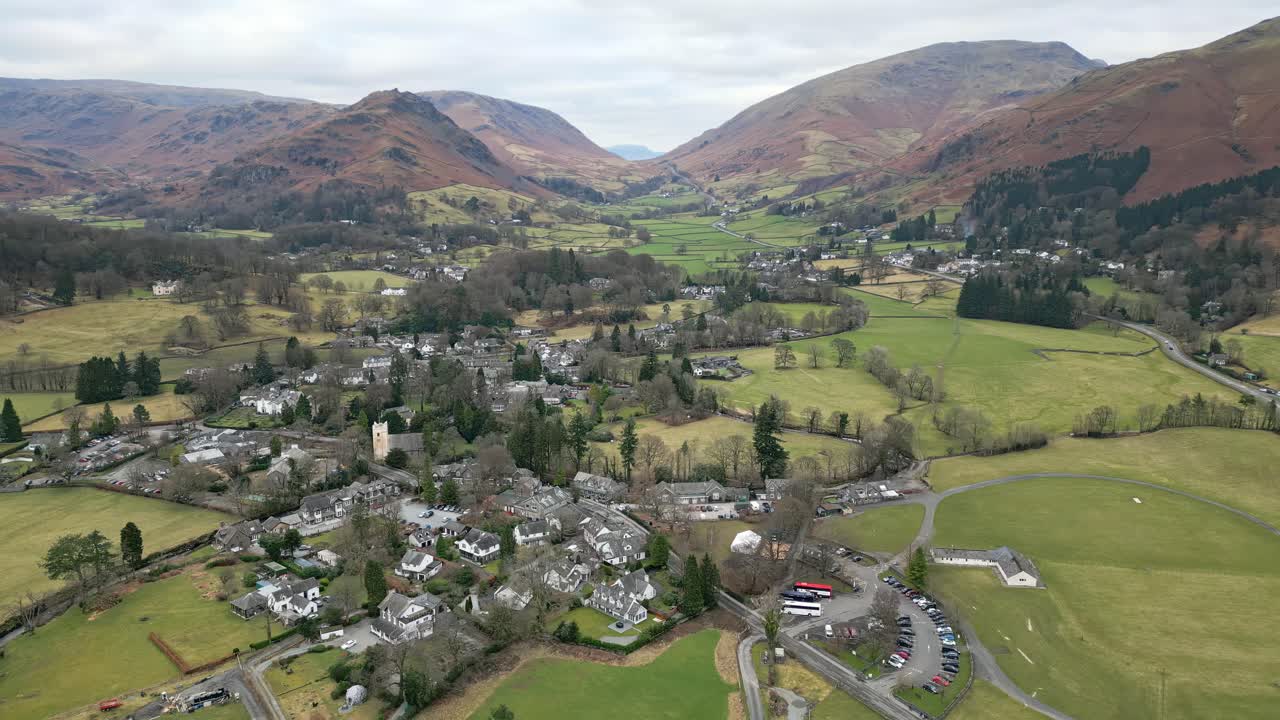 video cinematográfico de 4k del parque nacional del distrito de los lagos imágenes de video aéreas de drones cinematográficos de grasmere vlllage, probablemente el pueblo turístico más popular de cumbria
