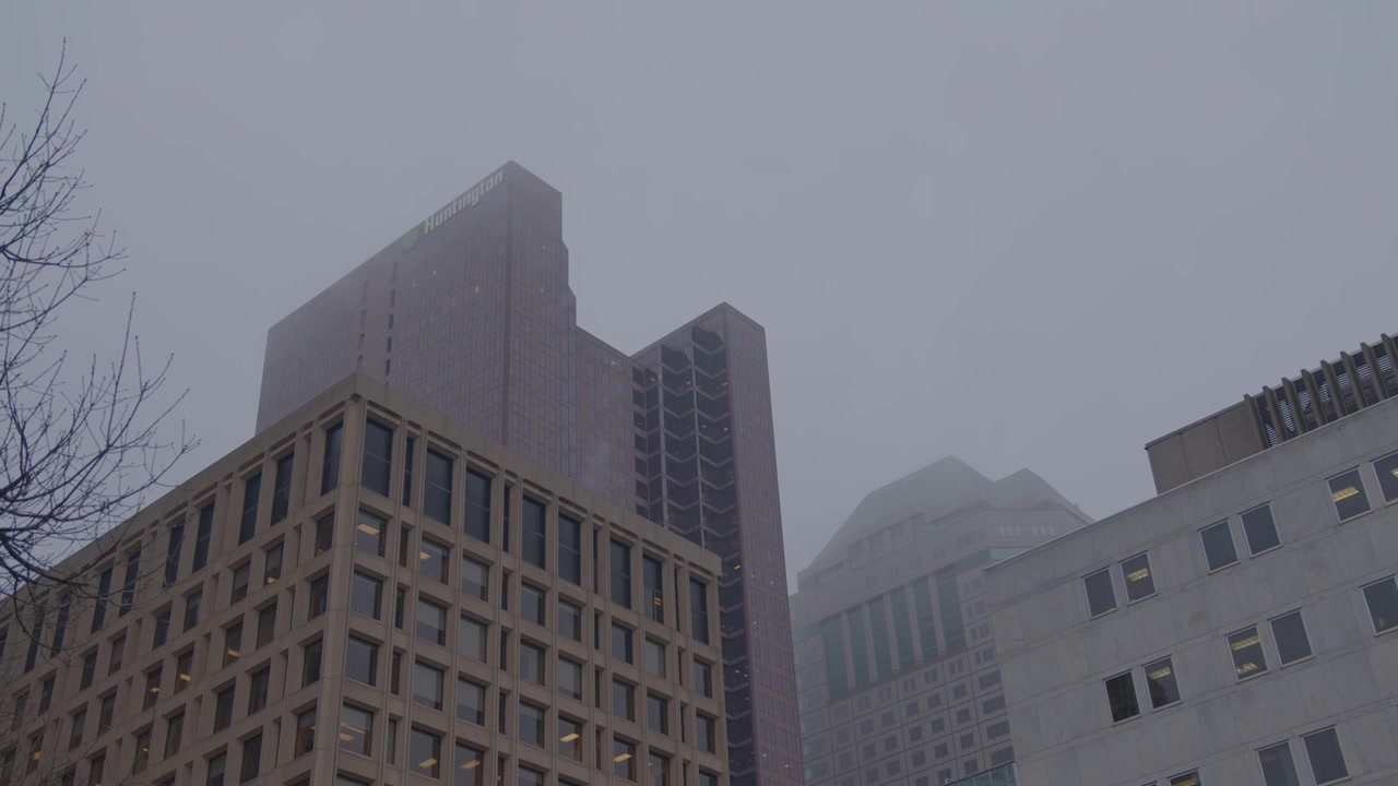 Un edificio alto en una ciudad en un día con niebla