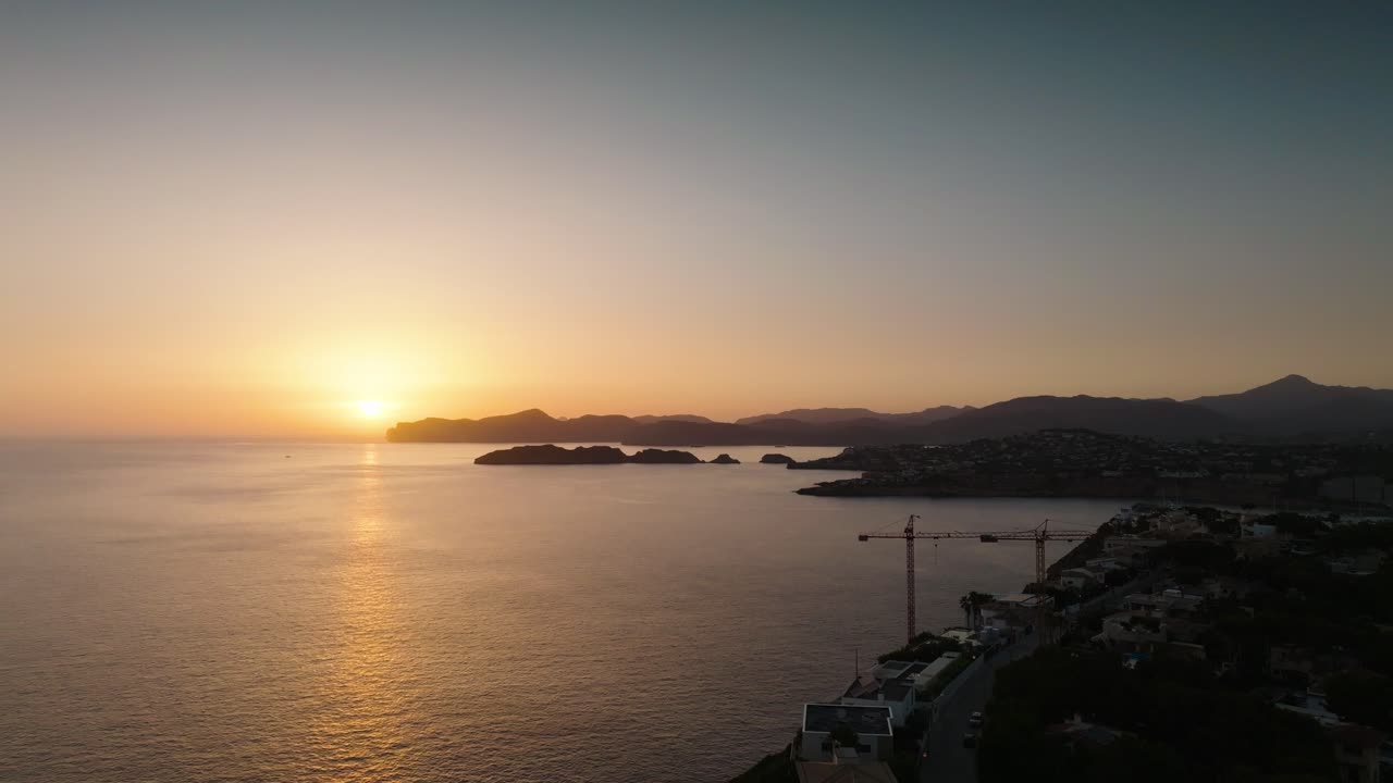 마요르카의 팔마 만 근처의 해안 도시 위에서 황금 시간 해가 지는 모습