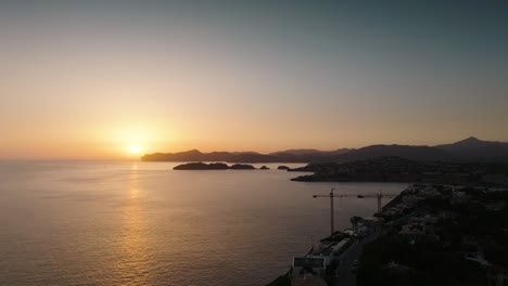 Vista-Aérea-De-La-Puesta-De-Sol-En-La-Hora-Dorada-Sobre-La-Ciudad-Costera-Cerca-De-La-Bahía-De-Palma,-Mallorca