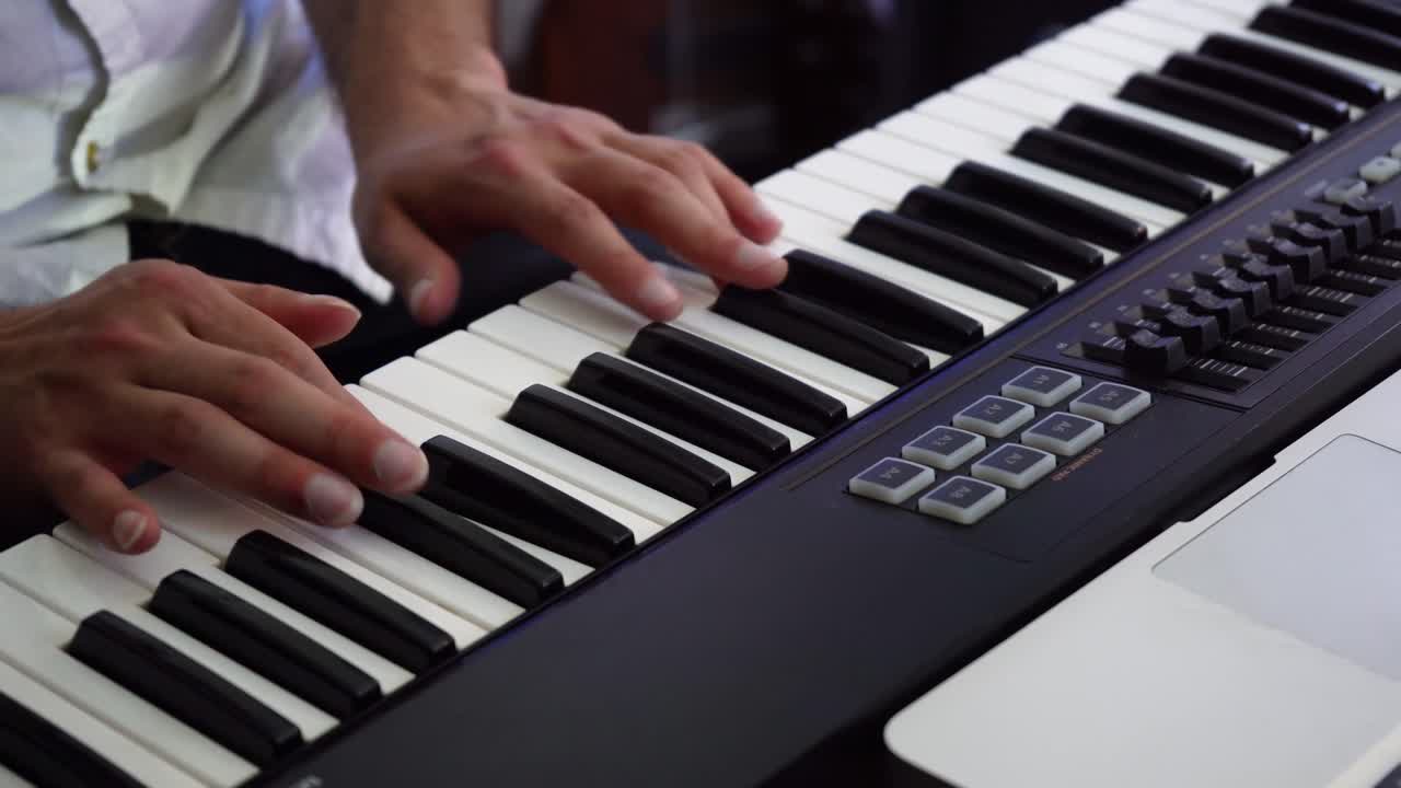 detalle de las manos de un pianista tocando su instrumento