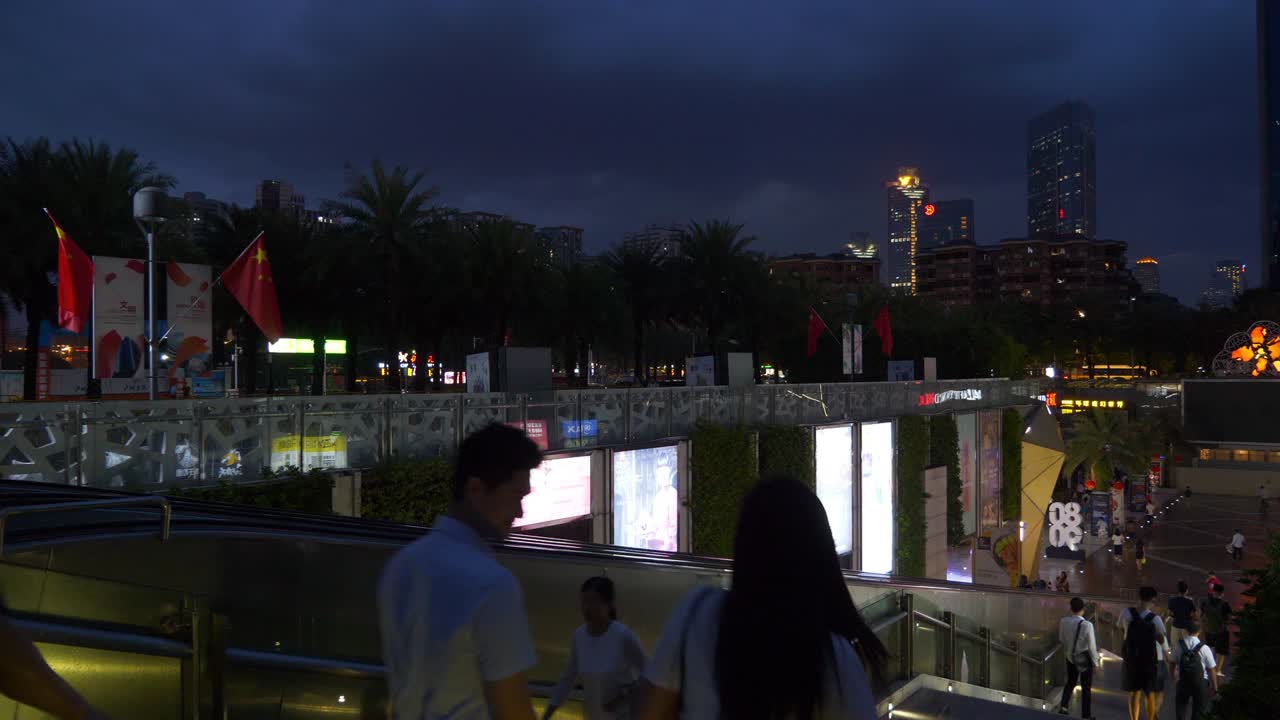 황혼 시간 조명 광저우 시내 센터 쇼핑몰 광장 비가 오는 파노라마 4k 중국