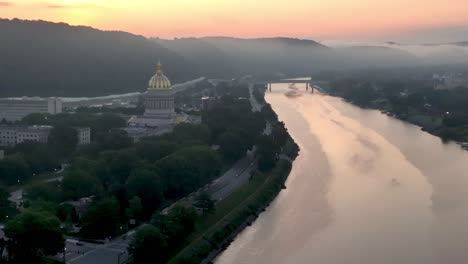 Antena-Del-Amanecer-Del-Edificio-De-La-Capital-Del-Estado-Y-El-Río-Kanawha-En-Charleston-West-Virginia