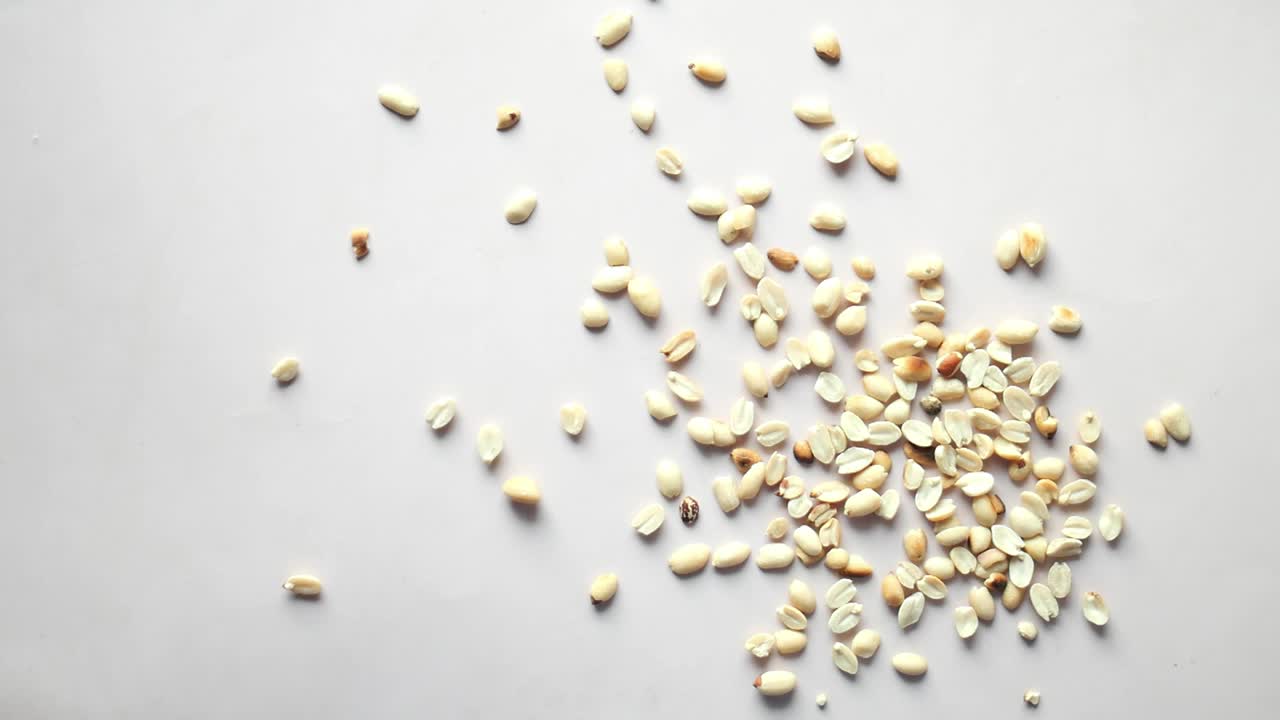 разбросанные орехи на светлом фоне