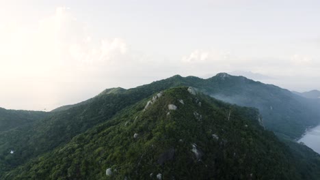 Luftaufnahme-Eines-Tropischen-Waldberges-Mit-Menschen-An-Der-Spitze