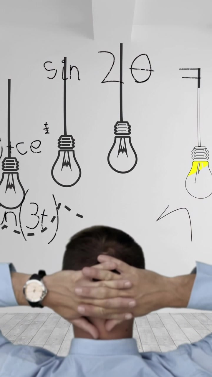 Video verticale: Uomo che alza le mani dietro la testa, generando formule matematiche su una parete e accendendo una lampadina per nuove idee.