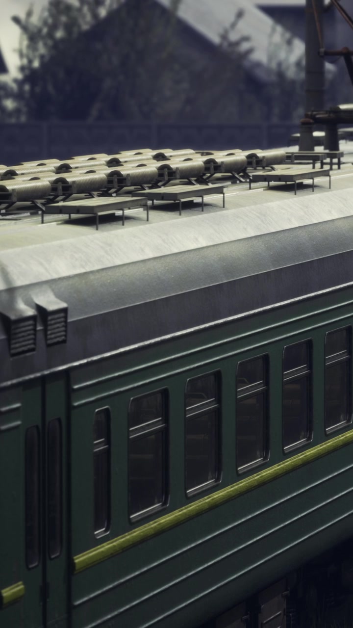 Treno su un binario ferroviario in una stazione all'aperto a mezzogiorno in una piccola città.