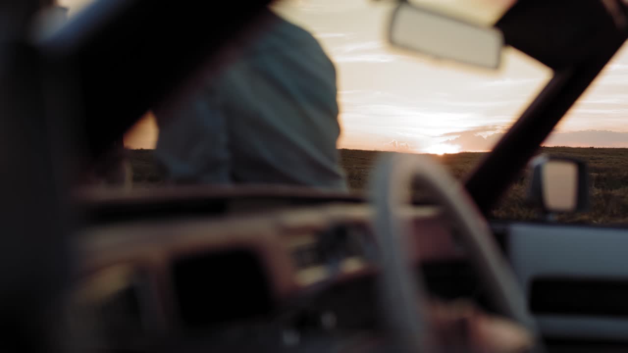 vídeo en primer plano de una pareja coqueteando durante un viaje en coche